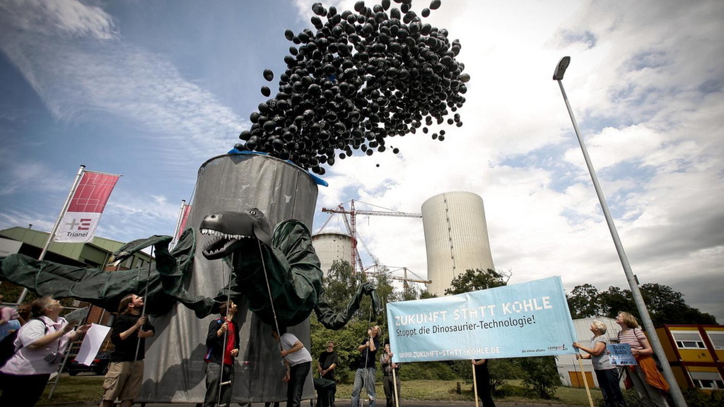 Una manifestazione di protesta organizzata dagli ambientalisti nel 2011 contro la centrale