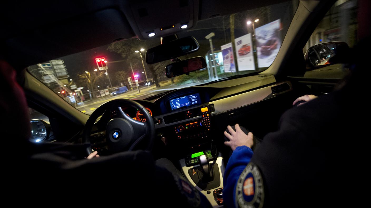 Dopo essere stato fermato alla stazione cittadina il rumeno era stato portato dalla pattuglia fino ad Arogno. La coppia di poliziotti deve rispondere anche di sequestro di persona