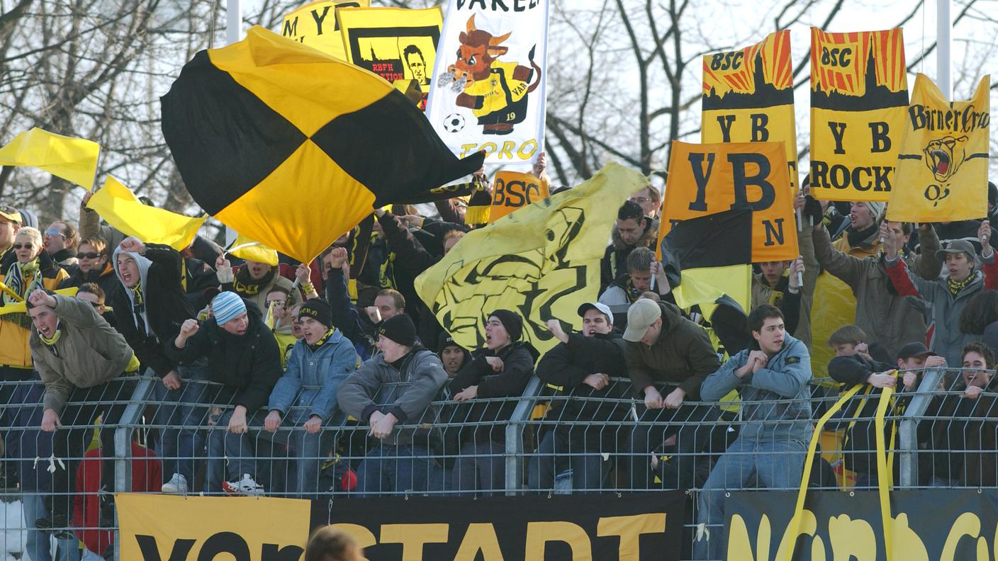 Gli ultras dello YB ritratti a Cornaredo