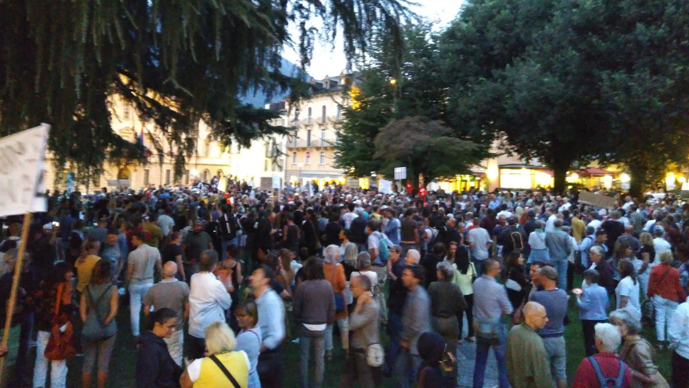 I manifestanti in piazza a Bellinzona