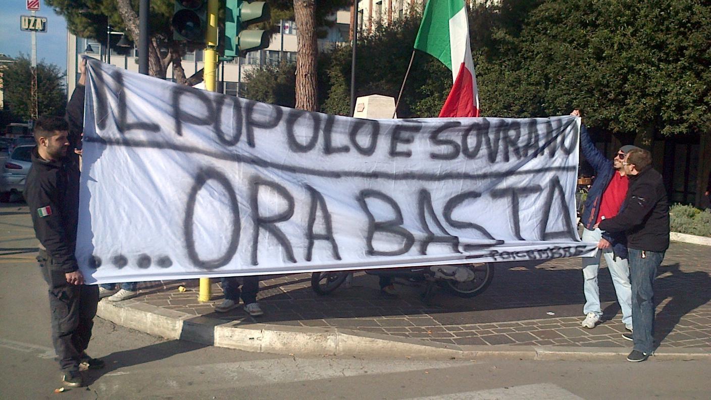protesta forconi per como Ansa 11.12.2013.jpg