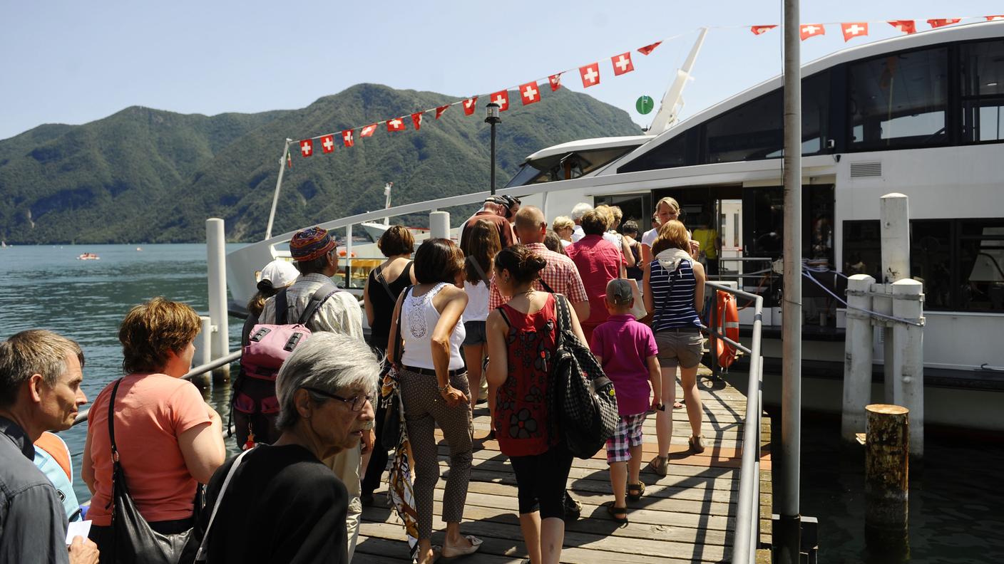 Turisti salgono in battello a Lugano