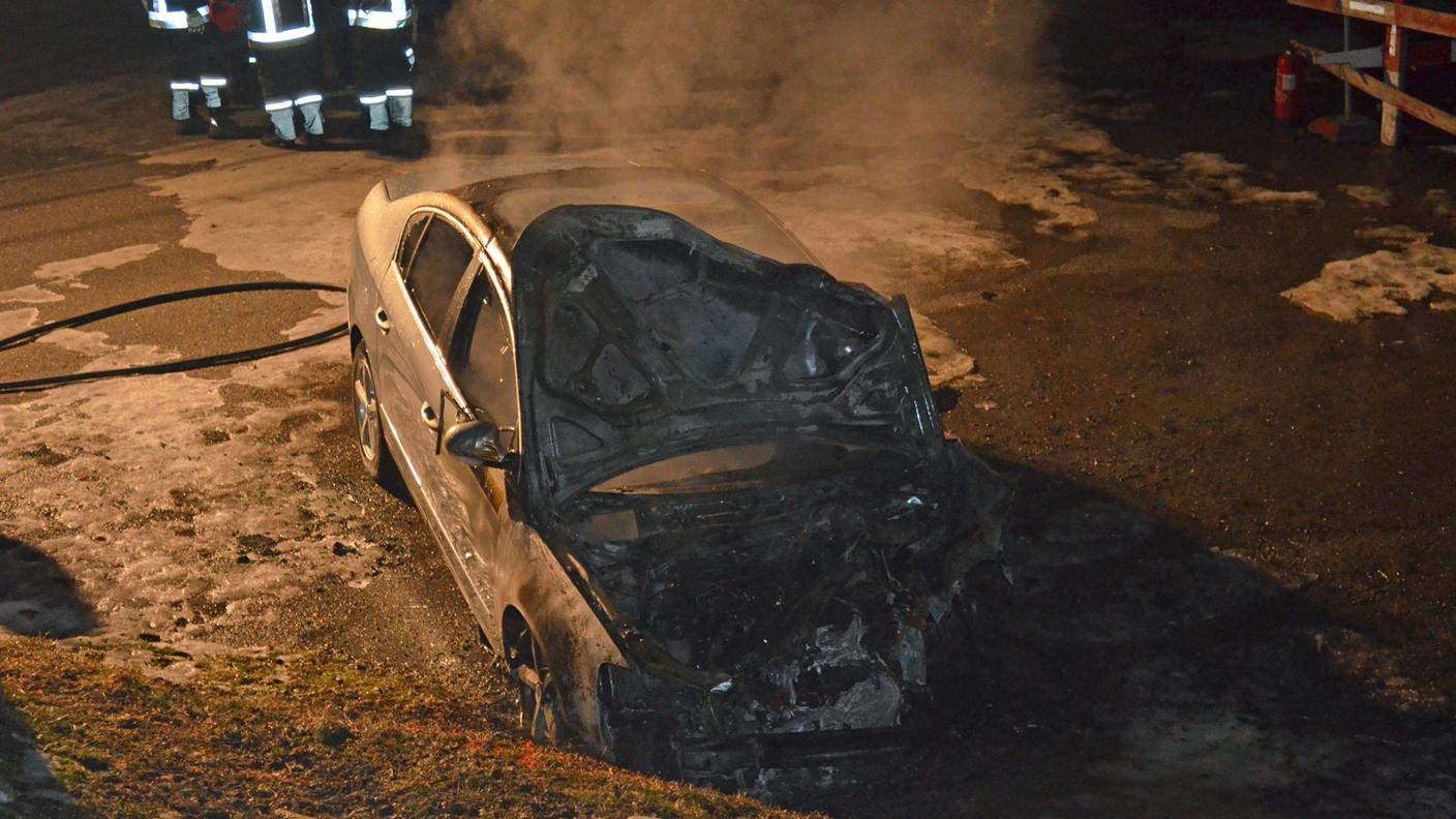 La vettura bruciata nel deposito sabato notte a Savognin