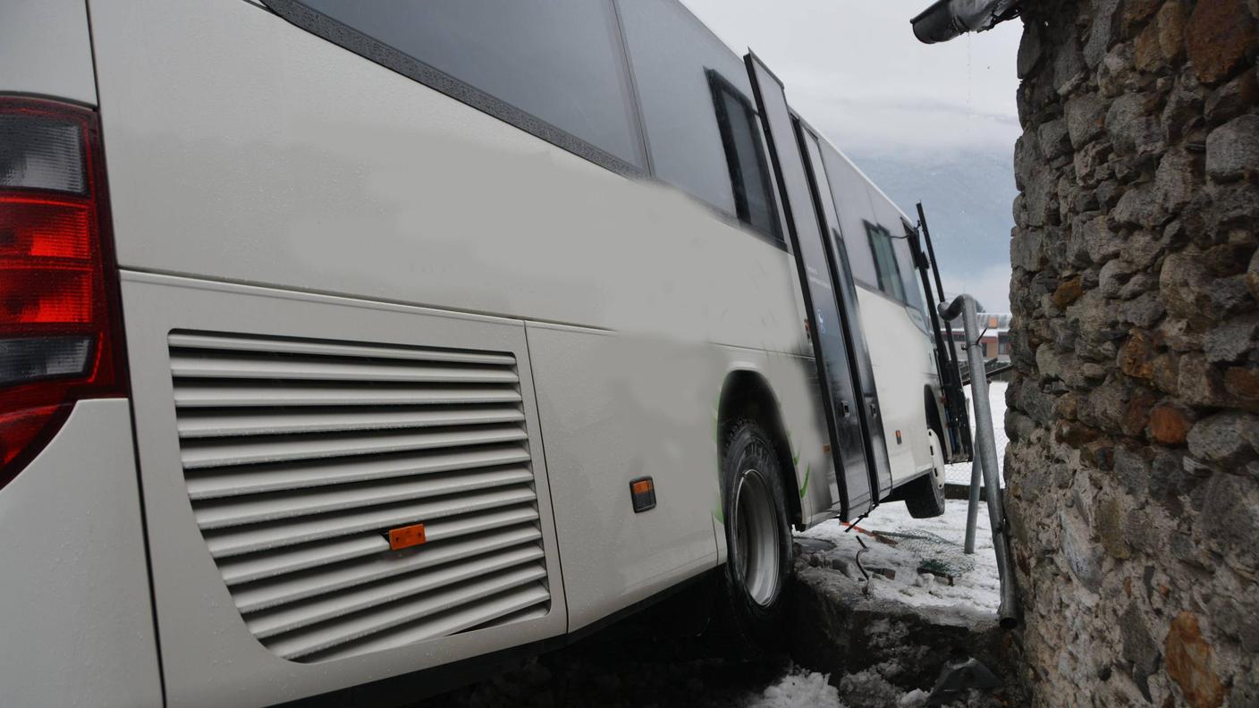 incidente bus moleno 03 FVR 20.12.2013.jpg
