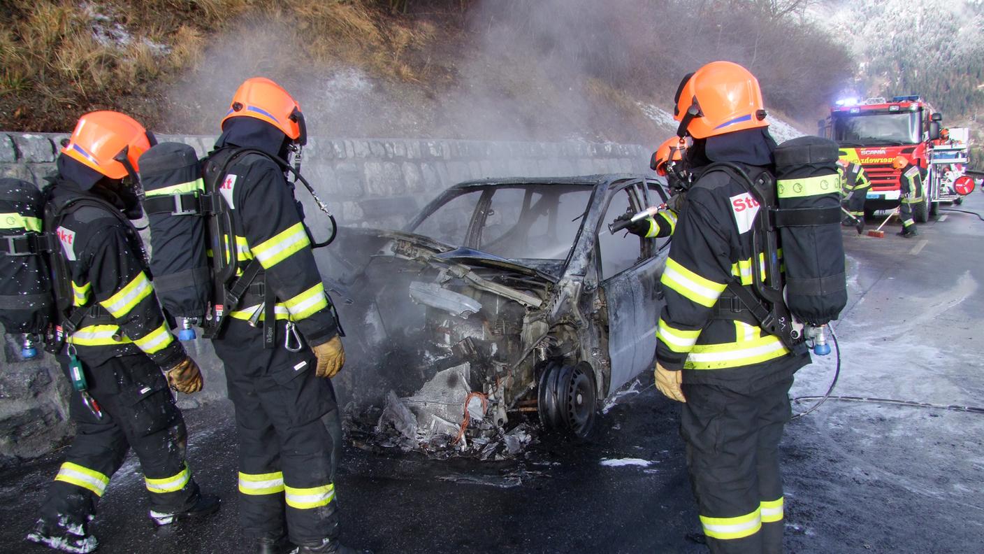 auto in fiamme pol gr 2.jpg