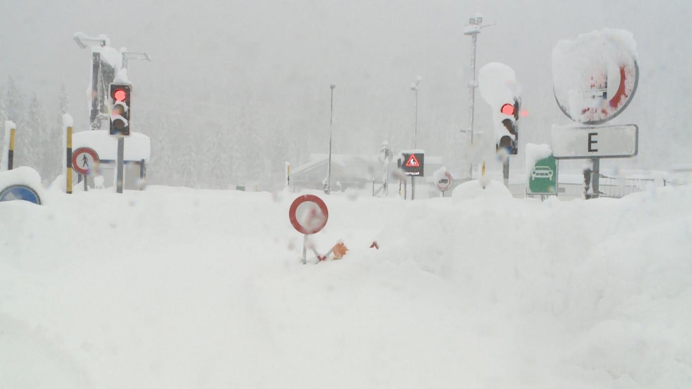 Strada sepolta dalla neve a San Bernardino