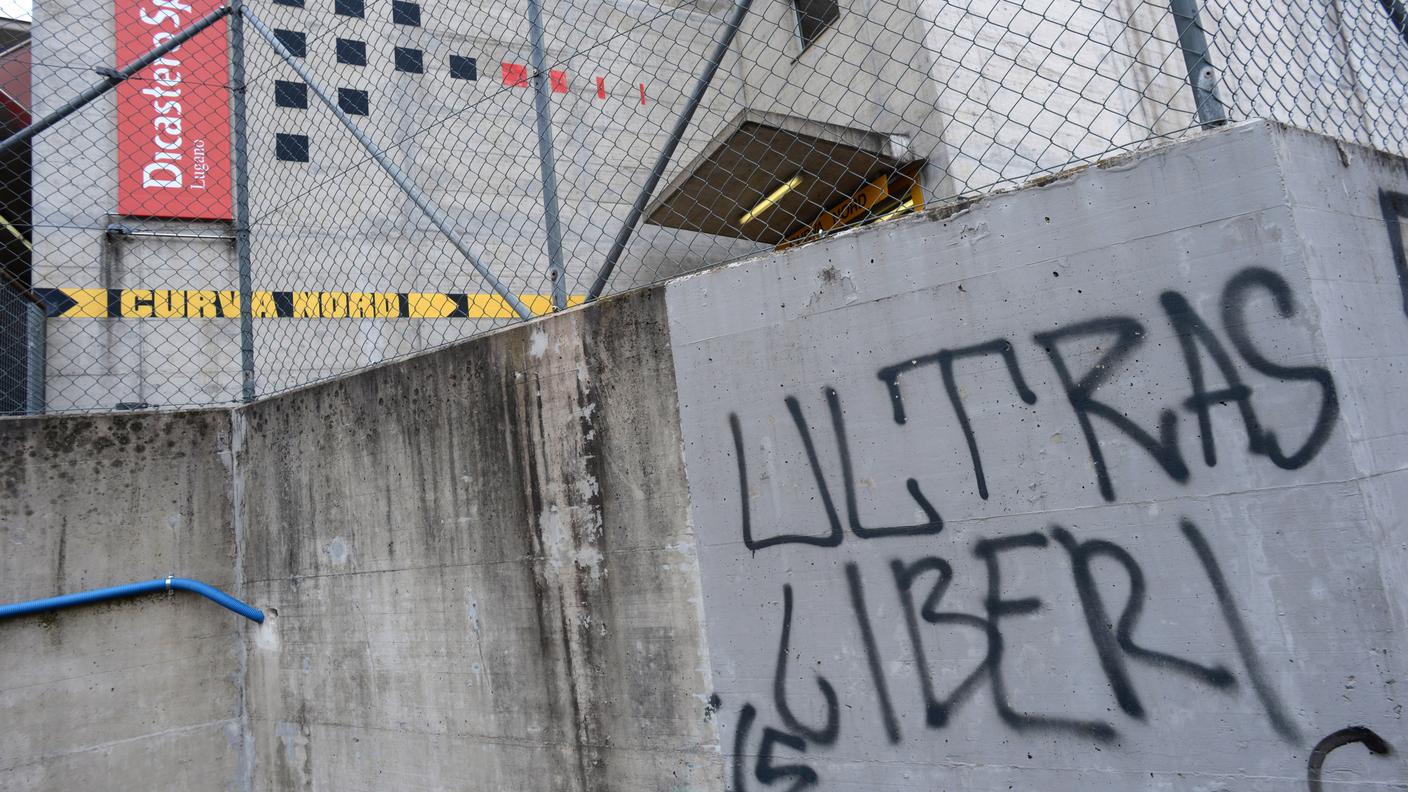 Il sostegno agli ultras sui muri della Resega prima del primo processo