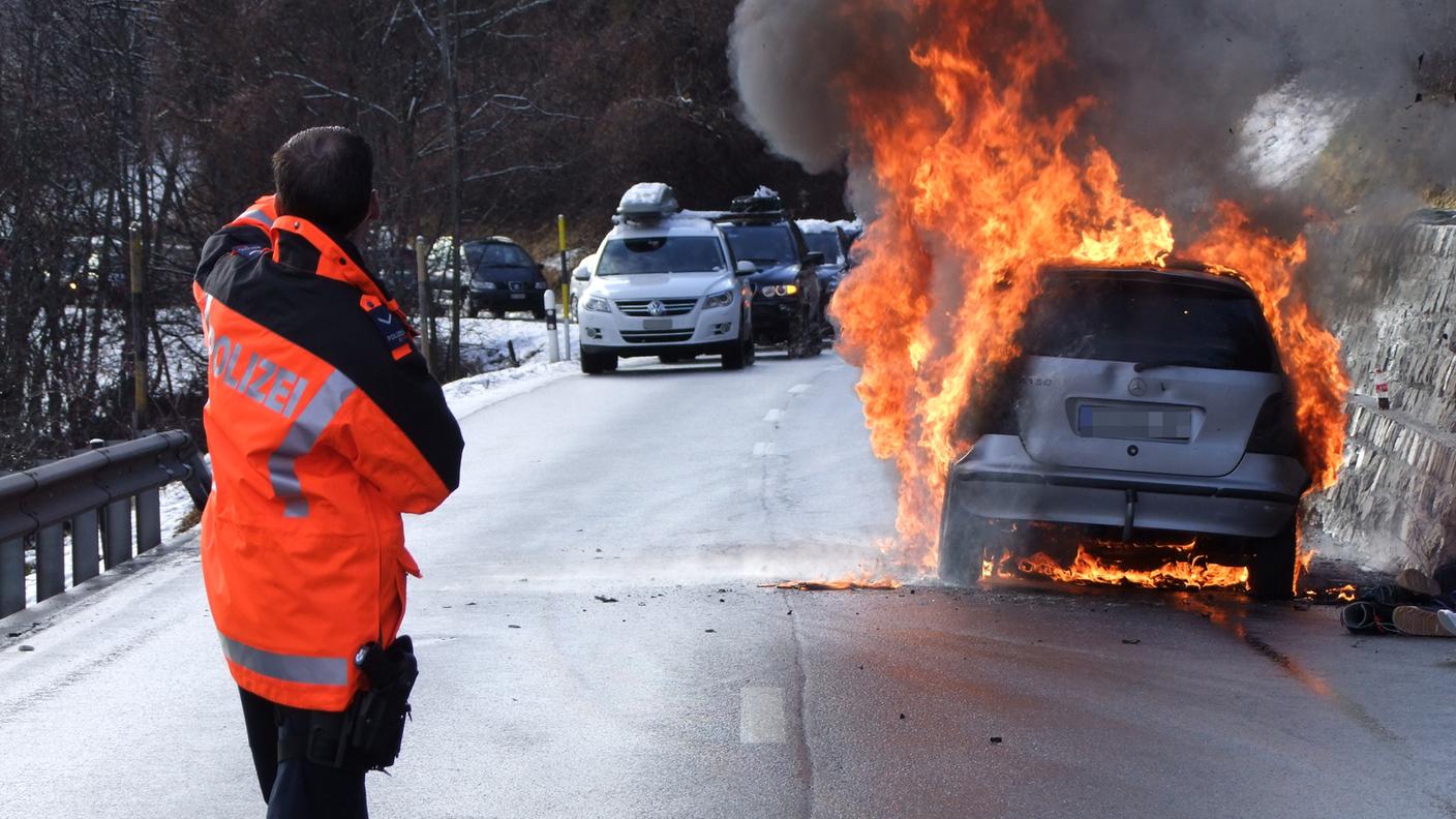 auto in fiamme pol gr.jpg