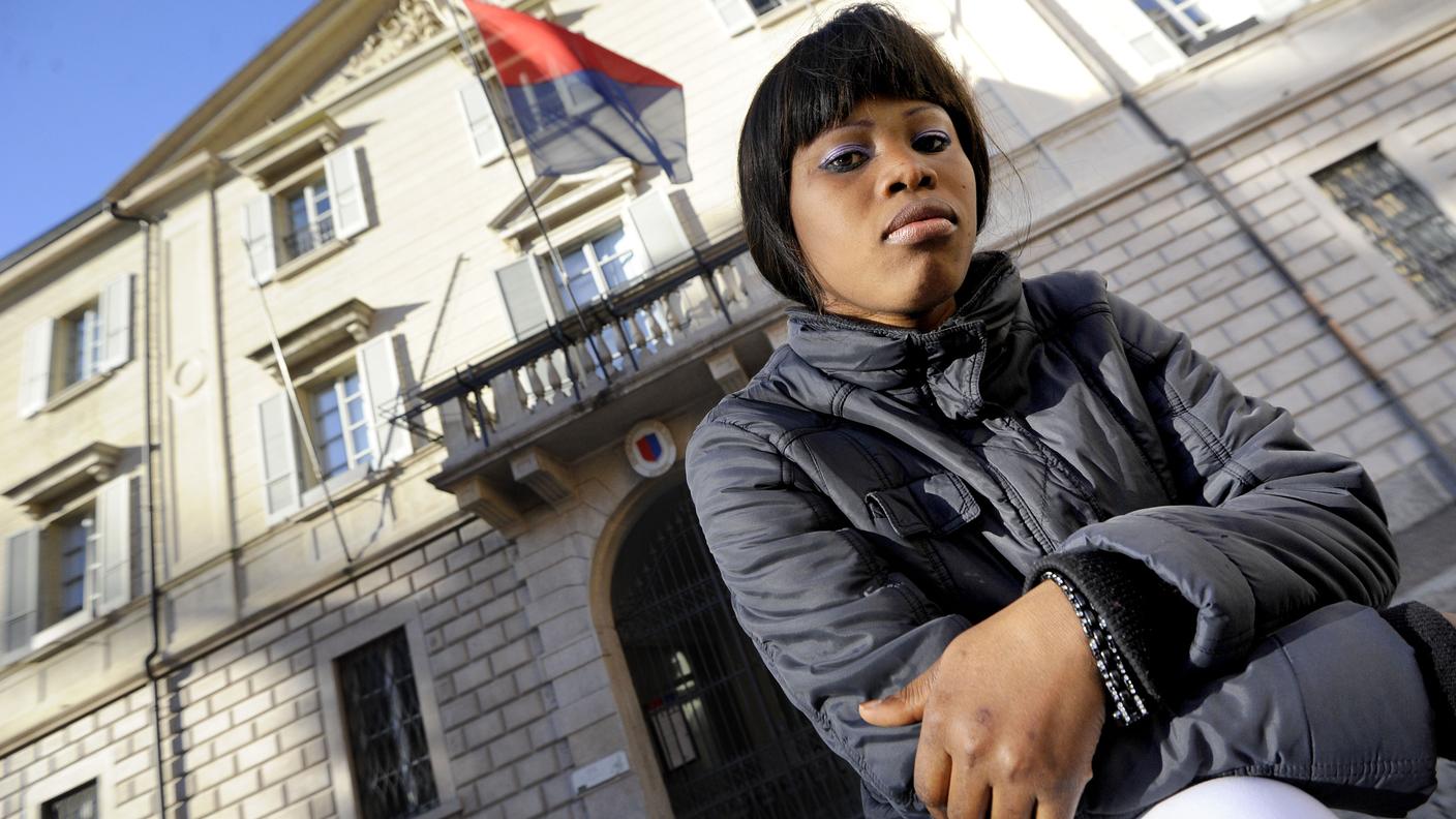 Solange Genini davanti a Palazzo governativo a Bellinzona