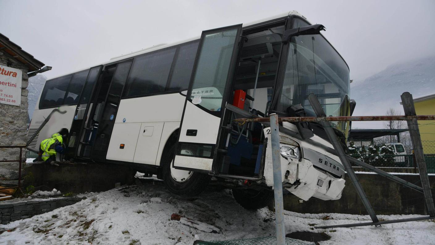 incidente bus moleno 02 FVR 20.12.2013.jpg