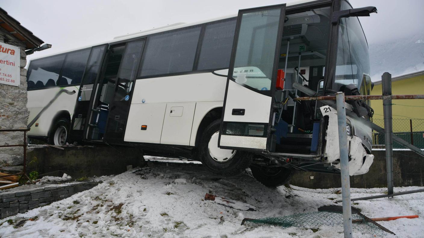 incidente bus moleno 08 FVR 20.12.2013.jpg
