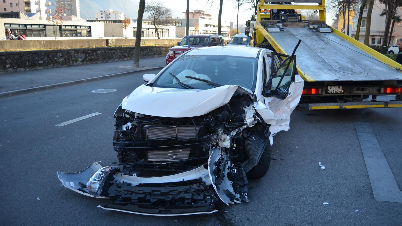 La vettura demolita recuperata dal carro attrezzi
