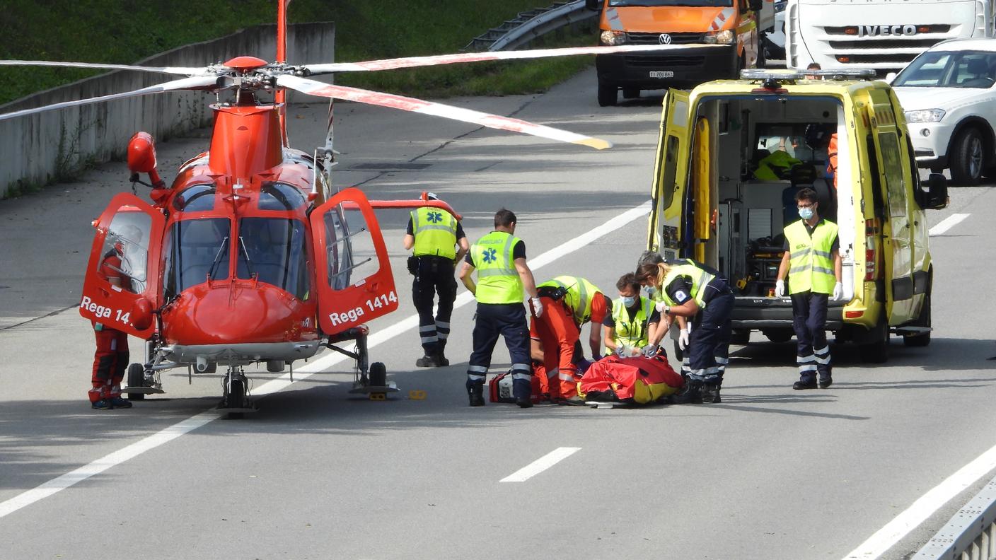 L'elicottero è atterrato in autostrada