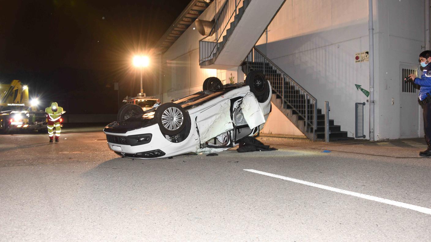 Grancia, l'auto capovolta in seguito al violento impatto