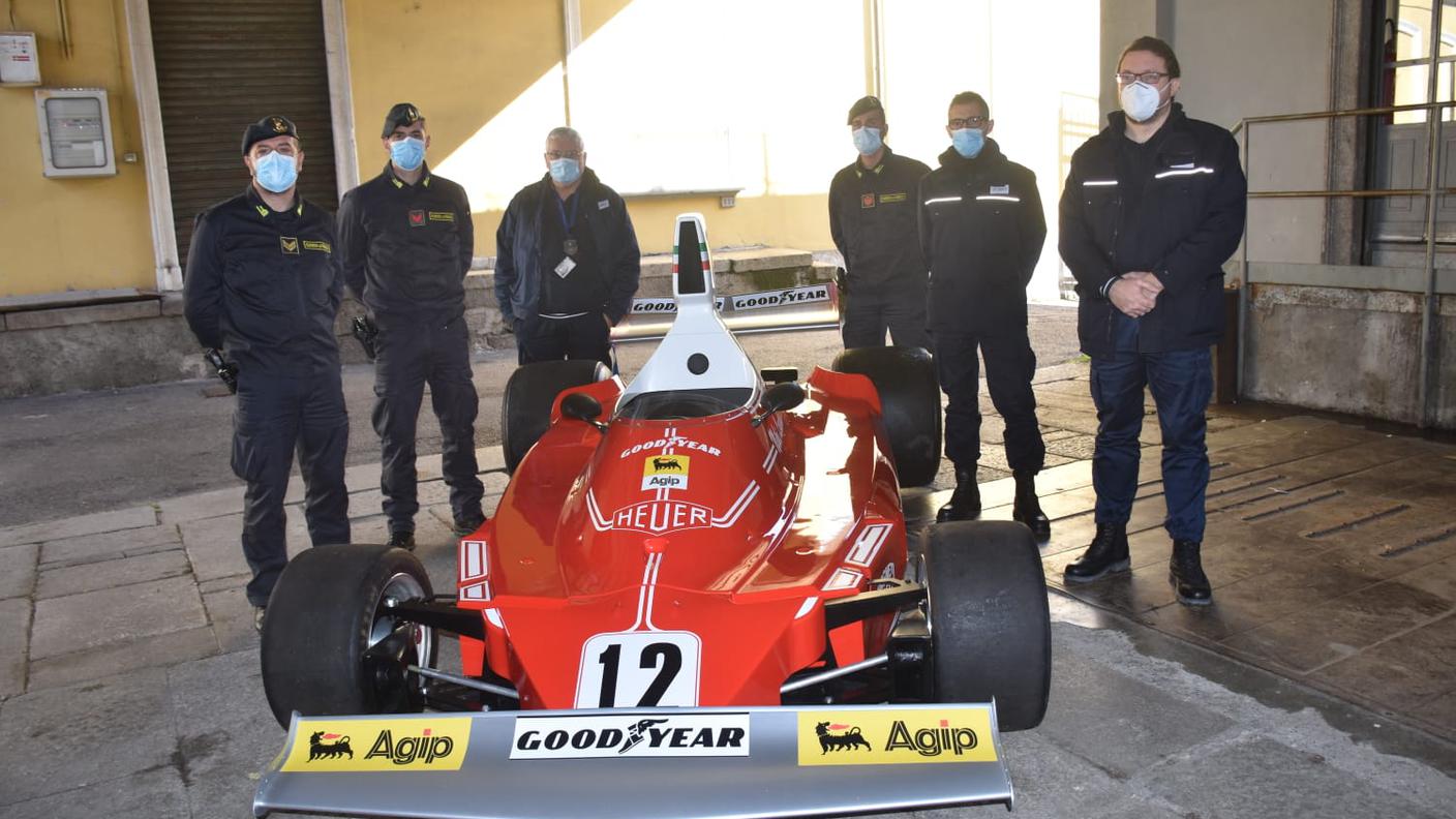 La copia della storica monoposto si trovava su un automezzo diretto verso la Svizzera