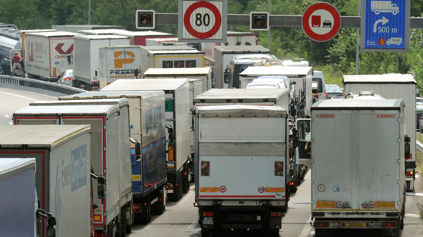 Camion in attesa di proseguire il loro viaggio