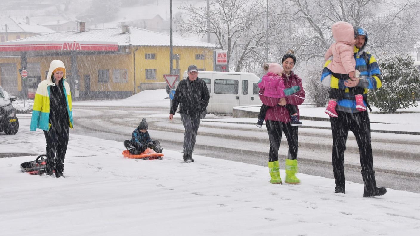 Divertimeno e disagi sulle strade ticinesi (nell'immagine la strada cantonale a Rivera)