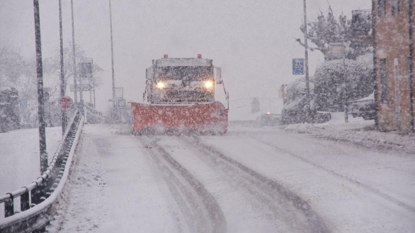 Mezzi spazzaneve sulle strade ticinesi