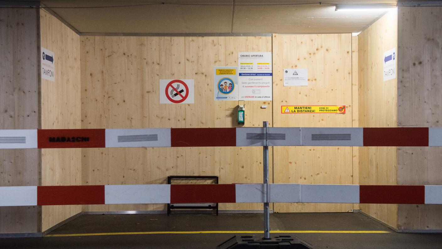 Il check point per i tamponi Covid-19 al San Giovanni di Bellinzona