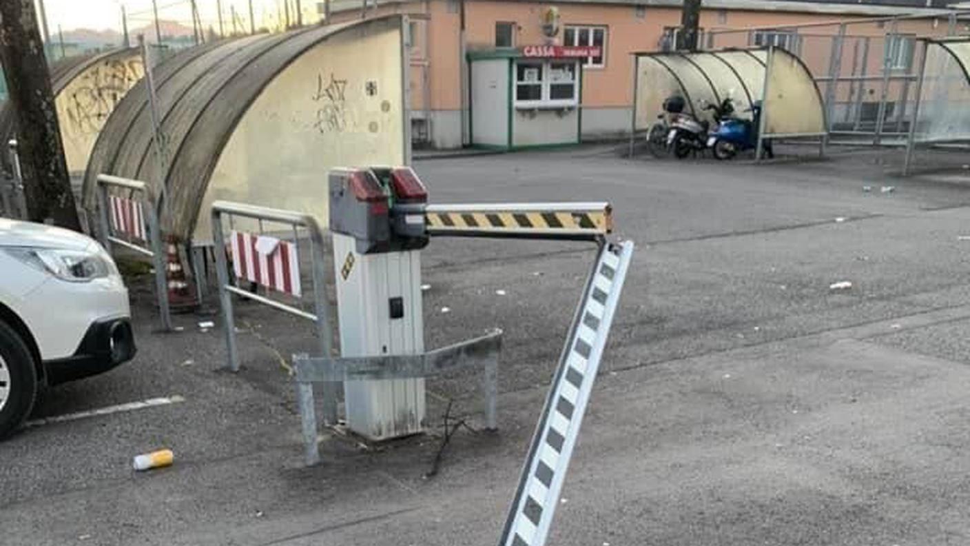 Spezzata anche la sbarra nel posteggio a sud