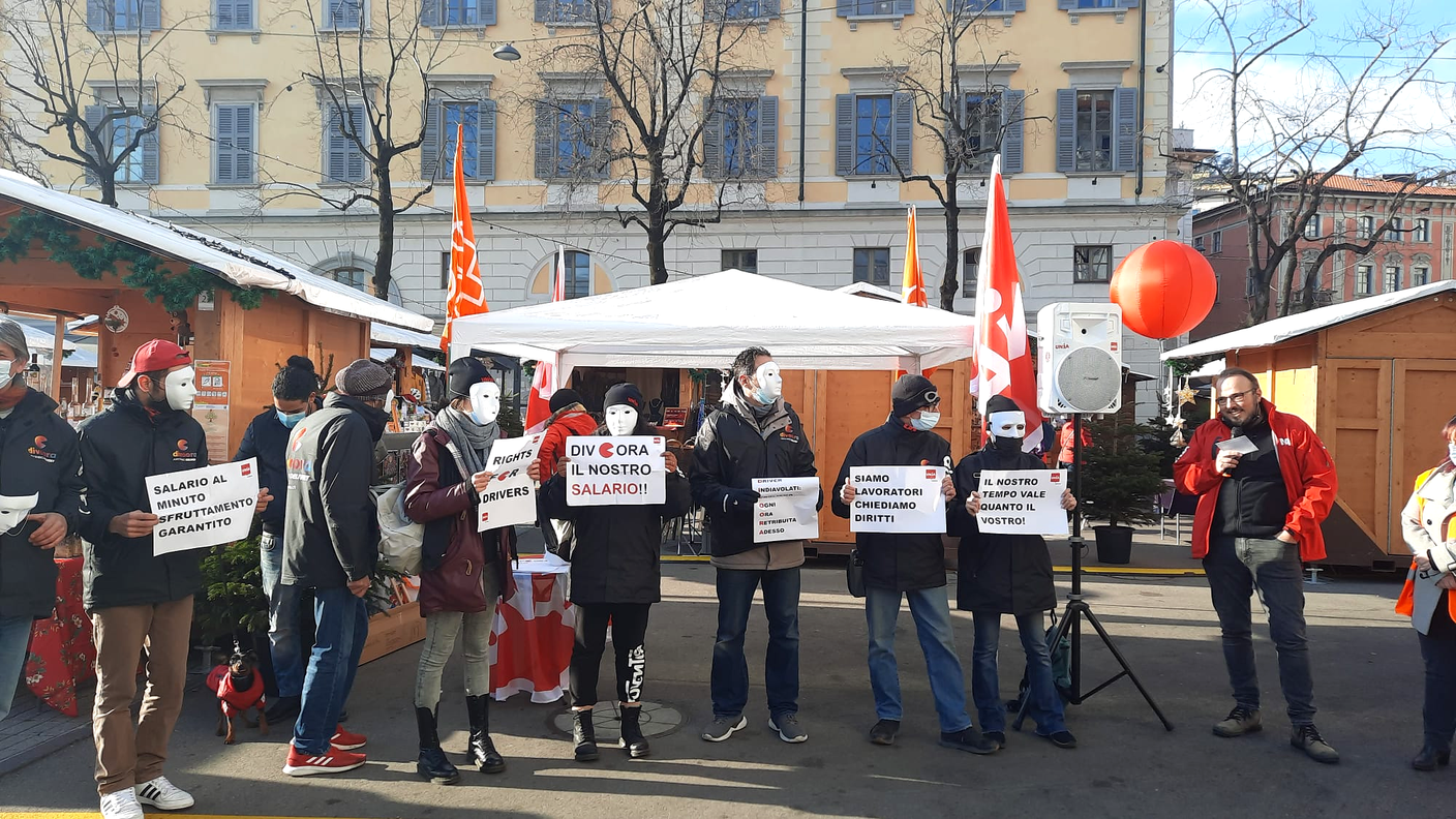 Un momento della dimostrazione in Piazza Manzoni