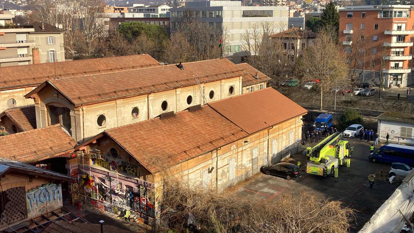 L'ultima manifestante rimasta sul tetto