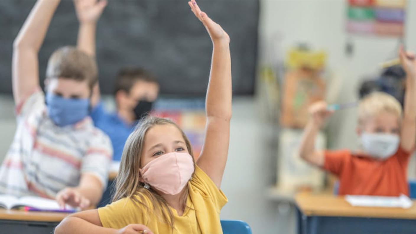 Nelle strutture scolastiche, che riapriranno regolarmente lunedì prossimo, sarà disposto da subito l'obbligo delle mascherine a partire dalla prima elementare
