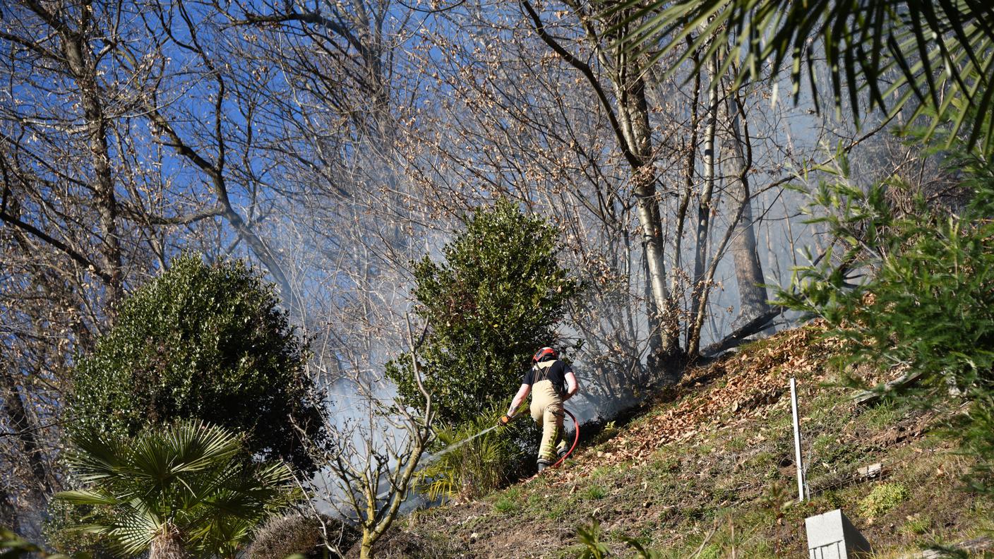 Un pompiere in azione nei boschi di Castelrotto