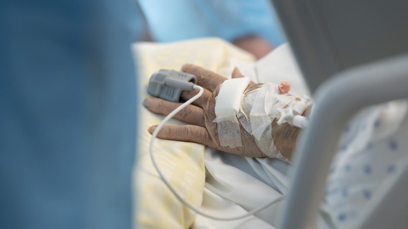 Nei due cantoni si constata anche un calo dei ricoveri. Ma in Ticino è salito il numero dei pazienti sottoposti a cure intense