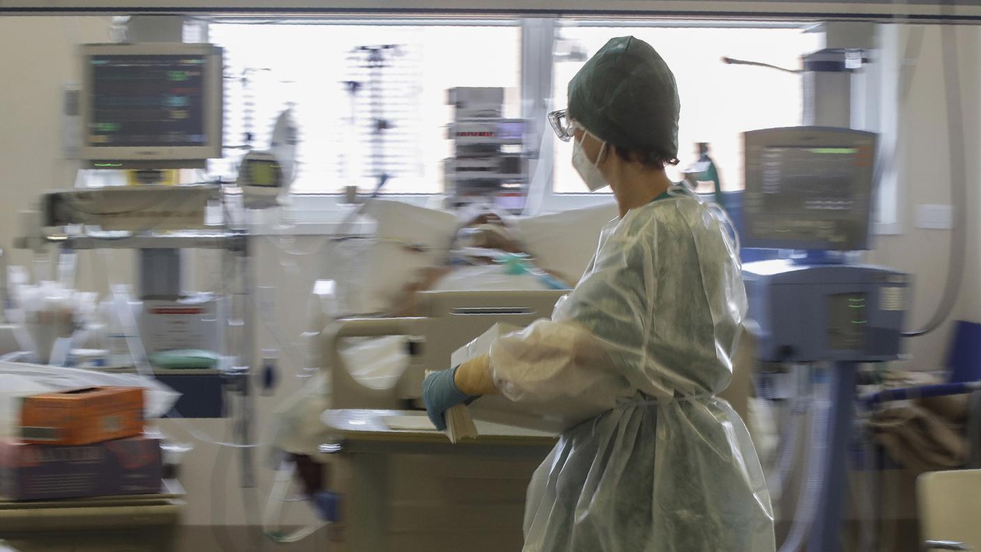 Il numero dei pazienti Covid negli ospedali svizzeri resta elevato ma le uscite ora sono praticamente pari alle entrate