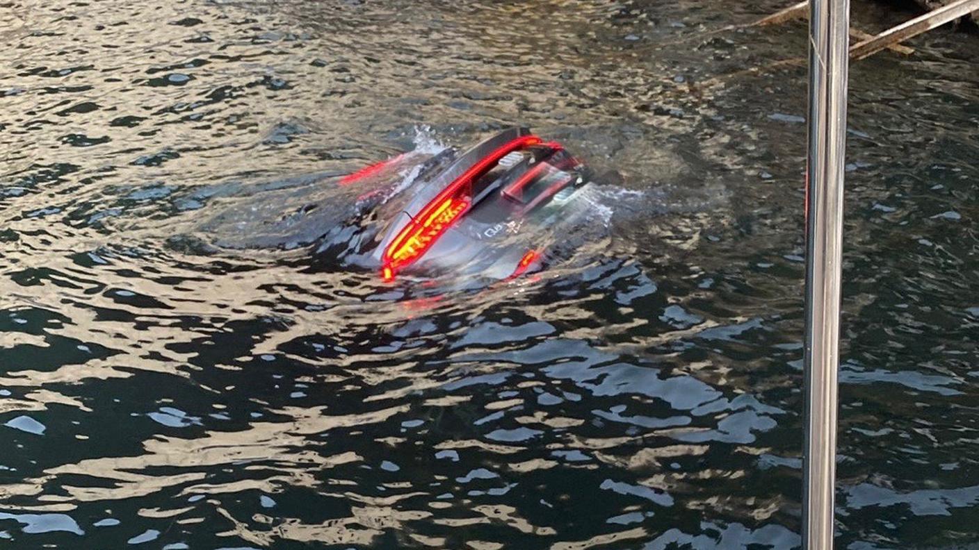 Veicolo cade nel lago
