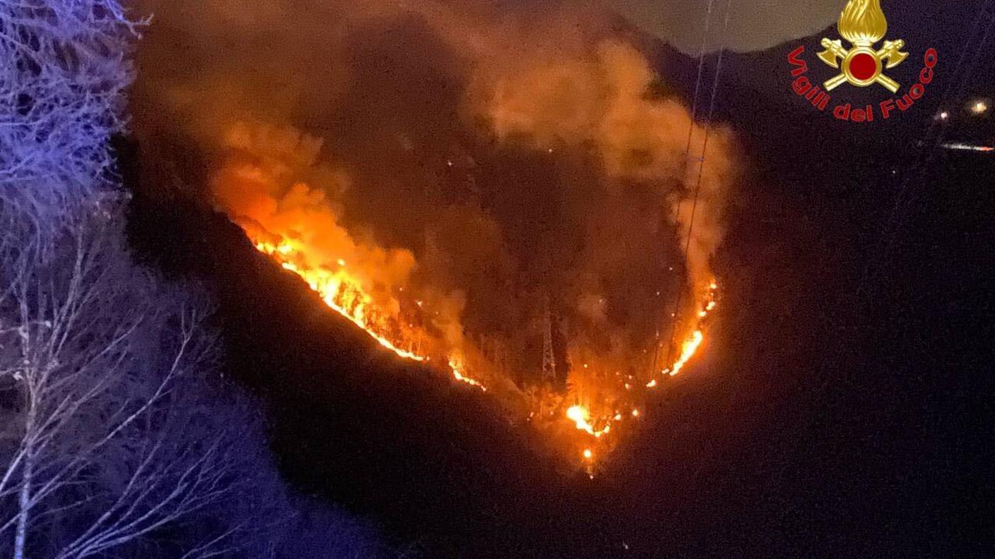 Immagini della notte tra lunedì e martedì scattate dai vigili del fuoco italiani 