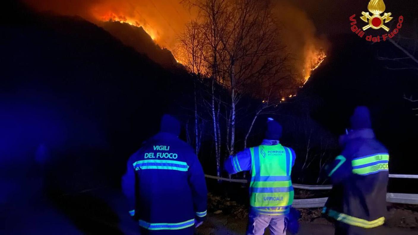Immagini della notte tra lunedì e martedì scattate dai vigili del fuoco italiani 