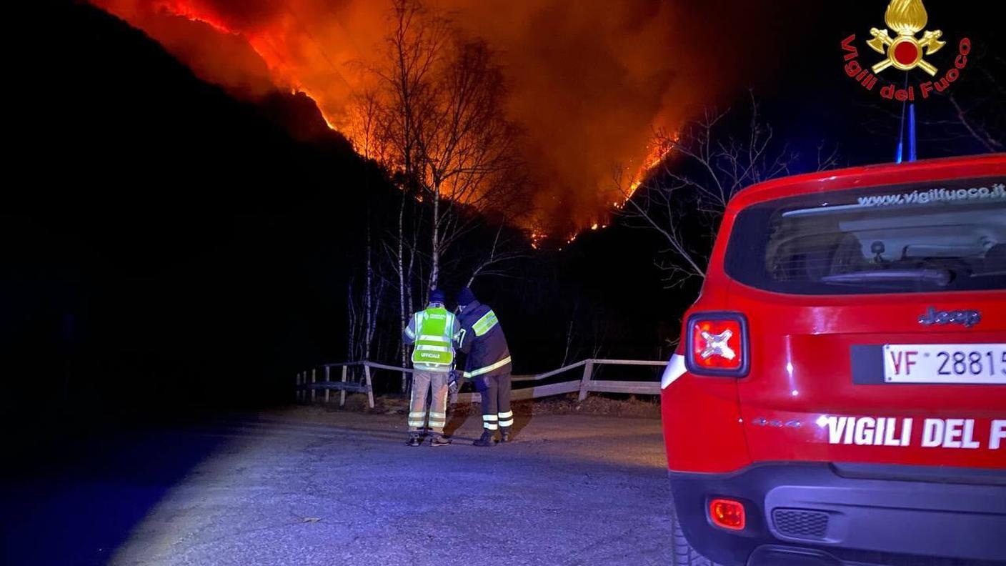 Immagini della notte tra lunedì e martedì scattate dai vigili del fuoco italiani 