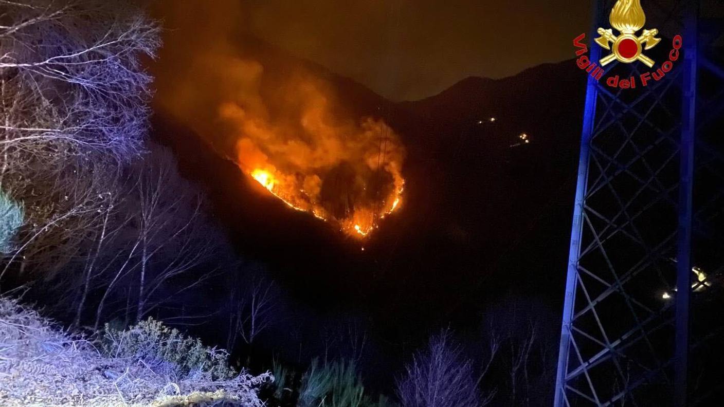 Immagini della notte tra lunedì e martedì scattate dai vigili del fuoco italiani 