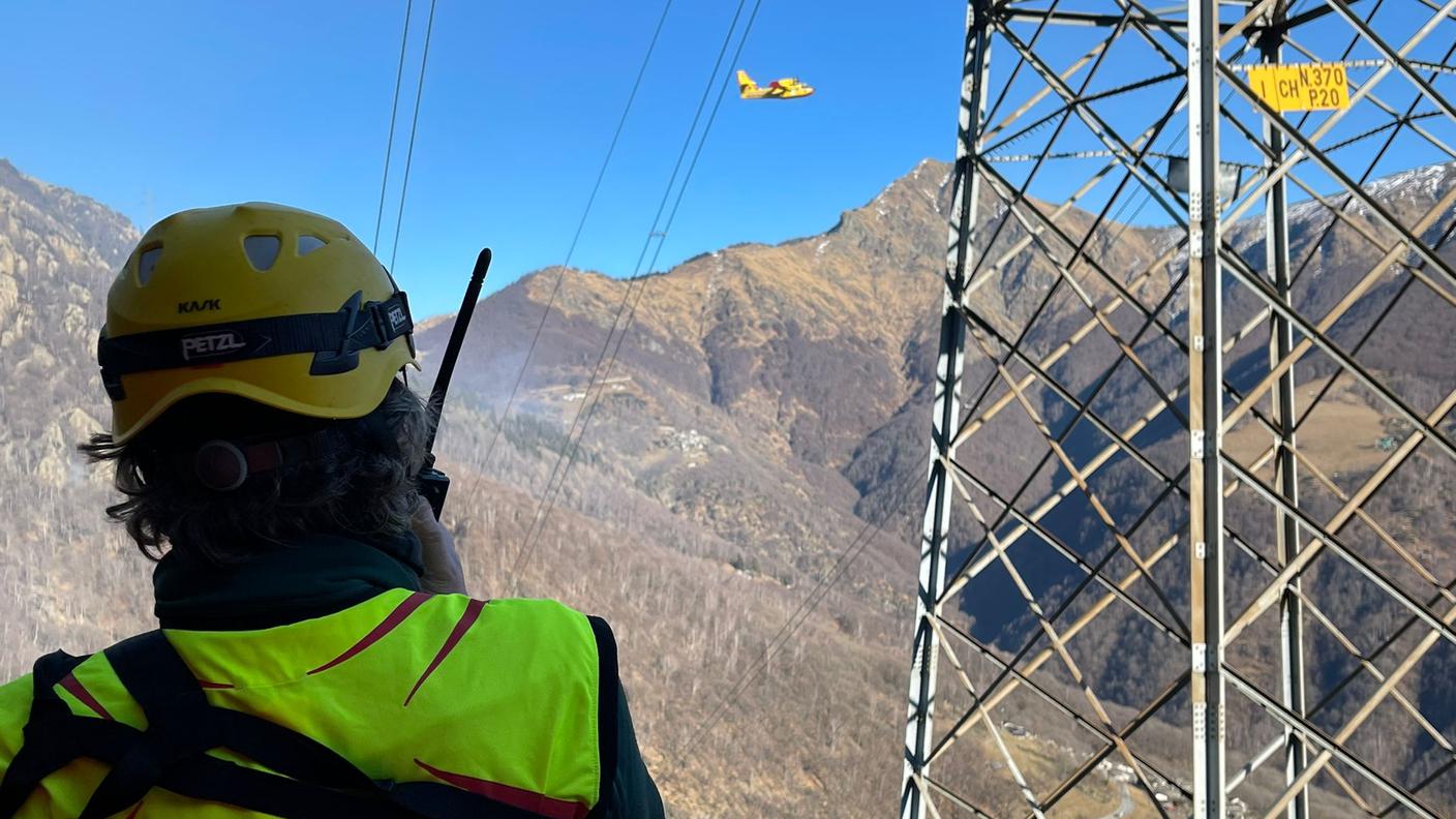 L'intervento con i Canadair è coordinato dal direttore delle operazioni di spegnimento Dario Bevilacqua