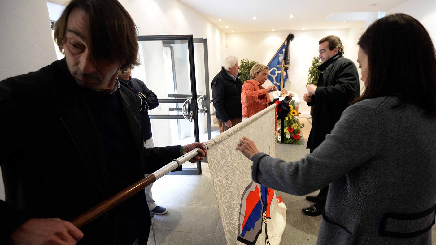 I colleghi di partito preparano le bandiere della Lega 5/5