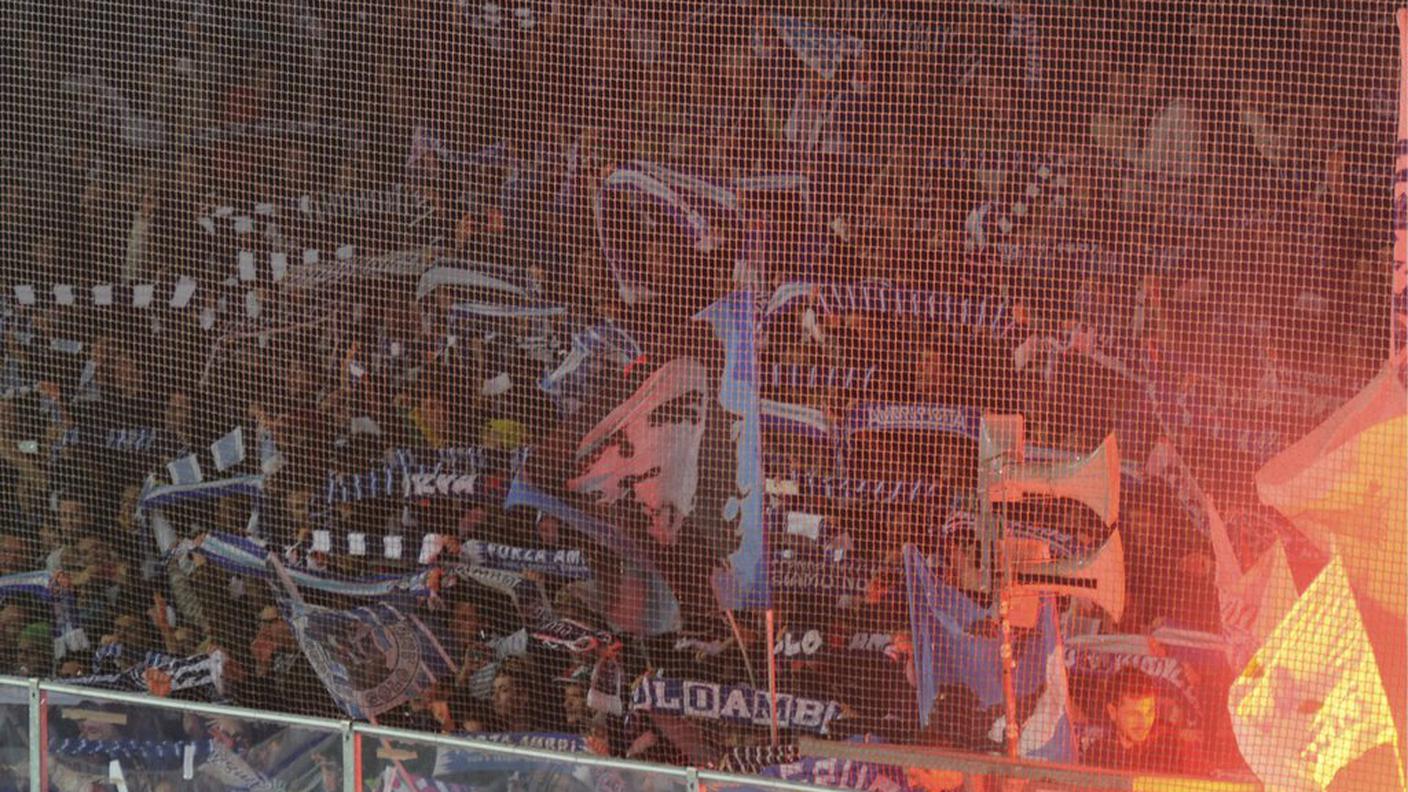 La curva dei tifosi dell'Ambrì alla Valascia