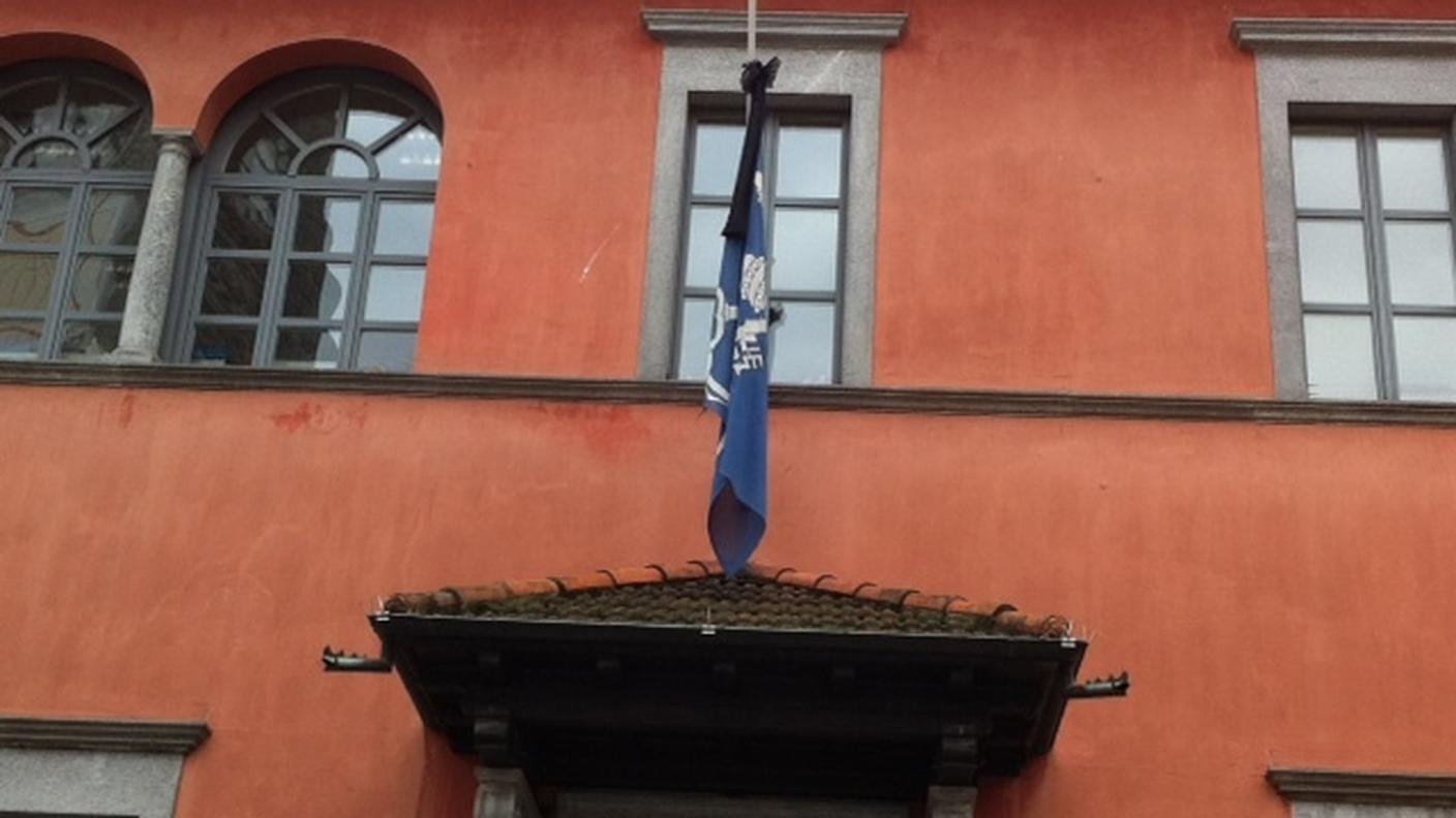 Bandiera a mezz'asta ad Ascona
