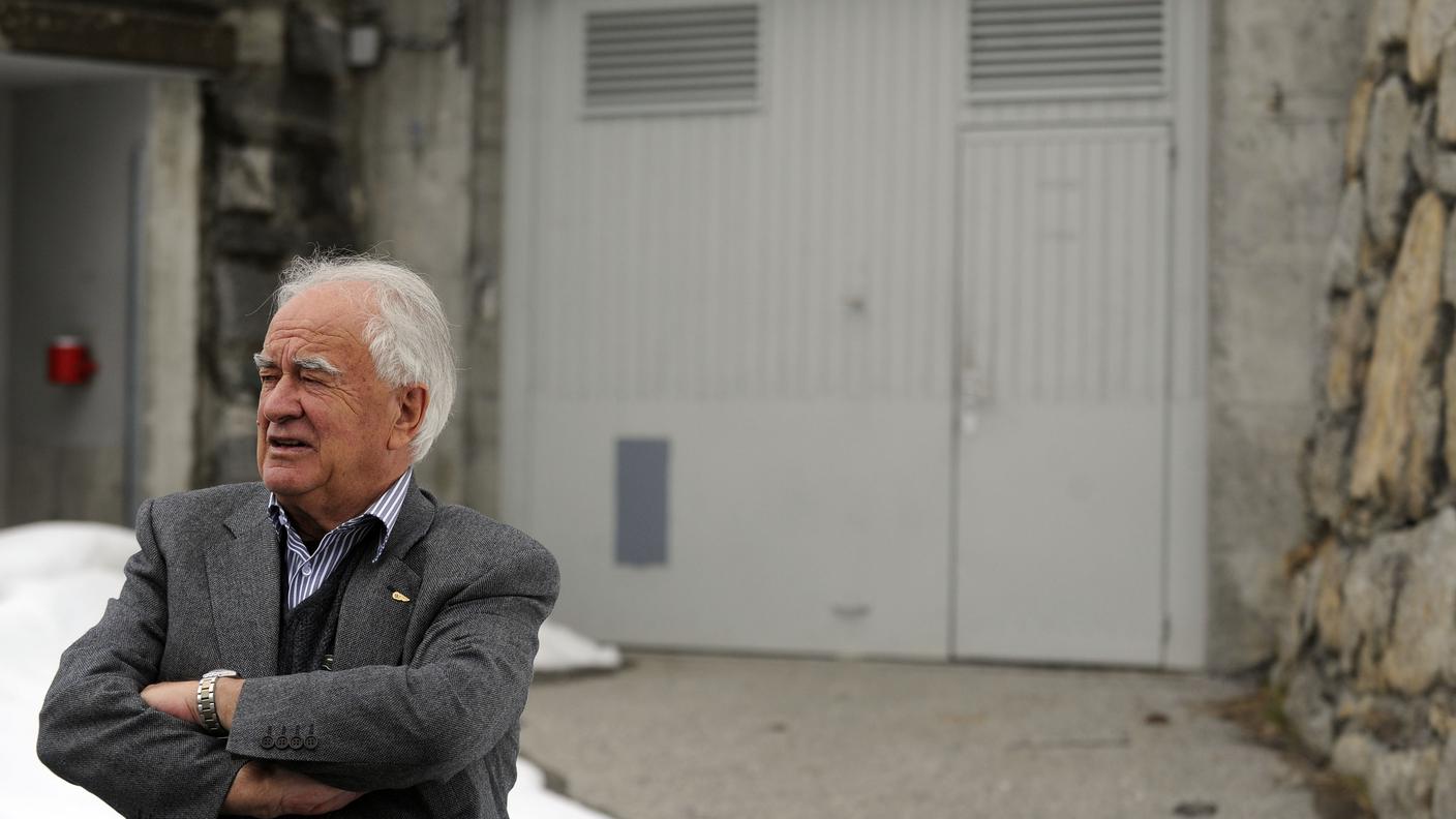 Il sindaco di Bedretto Diego Orelli davanti all'accantonamento di All'Acqua, che sarà usato dall'anno prossimo "in caso di bisogno"