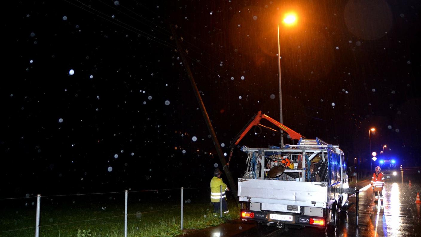 I pompieri sono intervenuti a Bodio per un palo della corrente elettrica che si è piegato a causa delle forte raffiche di vento