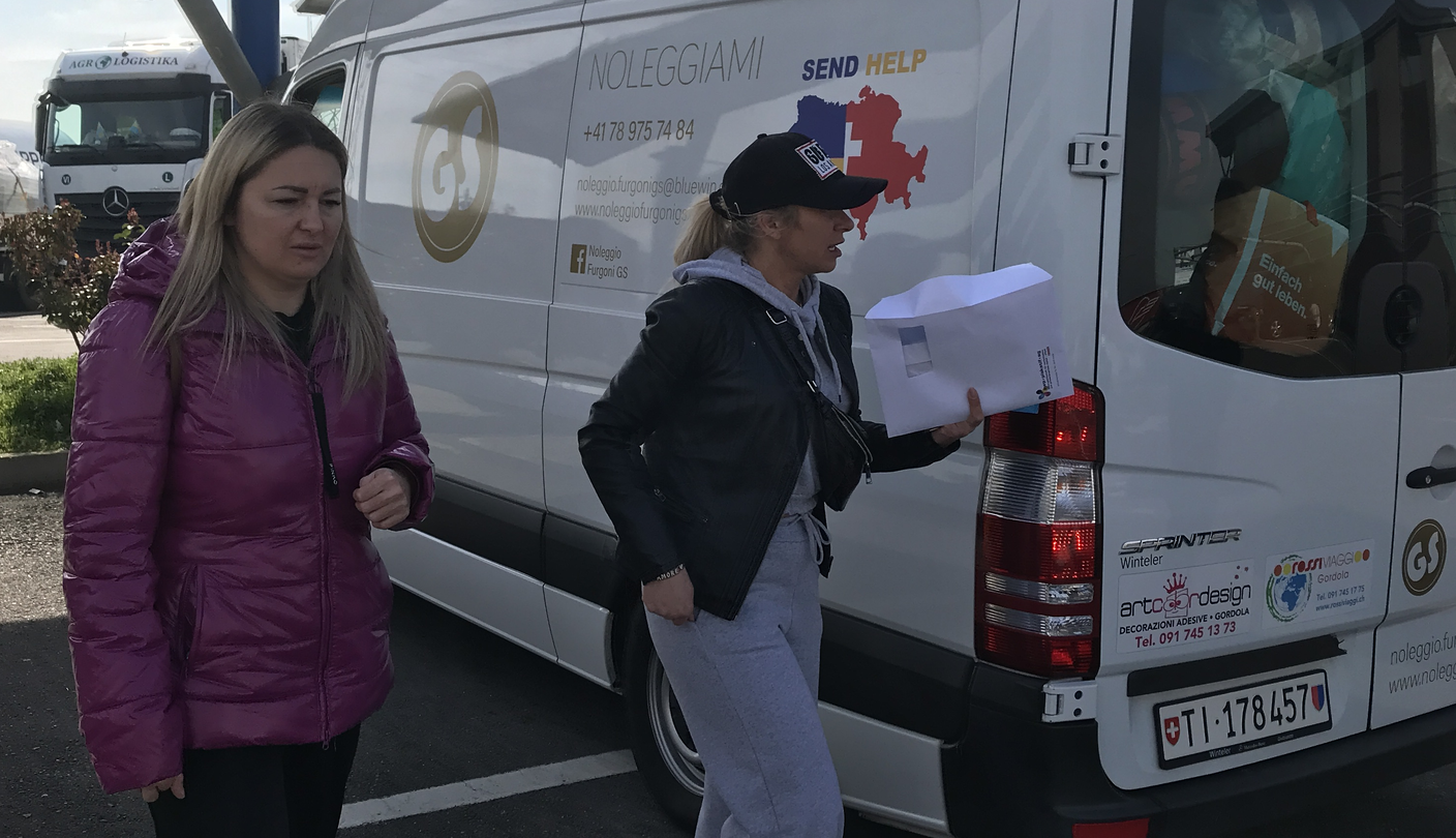 Natalia e Jana, qui riprese prima della partenza del convoglio, sono le due anime di questa operazione umanitaria