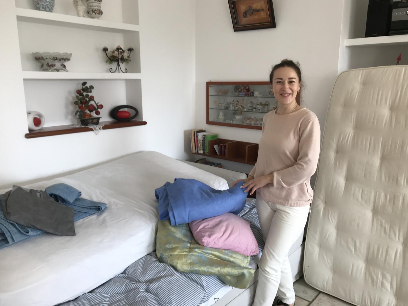 Materassi e coperte preparati nel soggiorno della casa di Yunna, che vive nei pressi dell'aeroporto di Milano-Malpensa, in attesa dell'arrivo di alcuni profughi in fuga dal conflitto ucraino