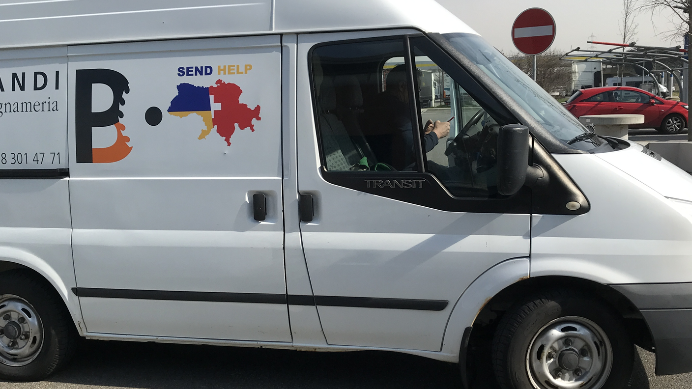 Uno dei furgoni carichi di beni di prima necessità