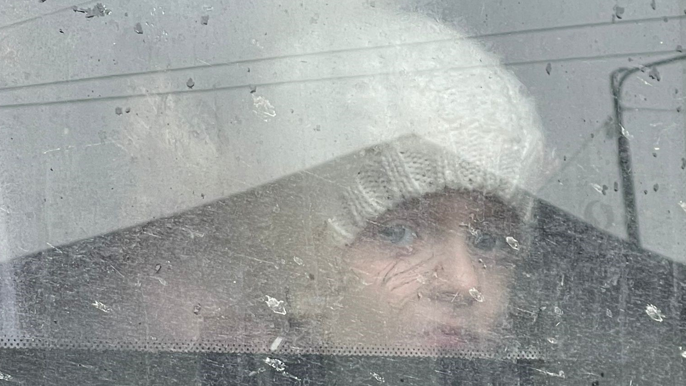 Lo sguardo di un bambino ospitato a bordo di uno dei veicoli del convoglio partito dal Ticino