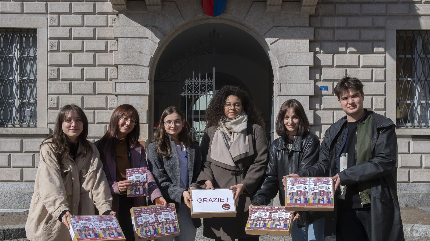 La consegna delle firme, oggi, a Bellinzona