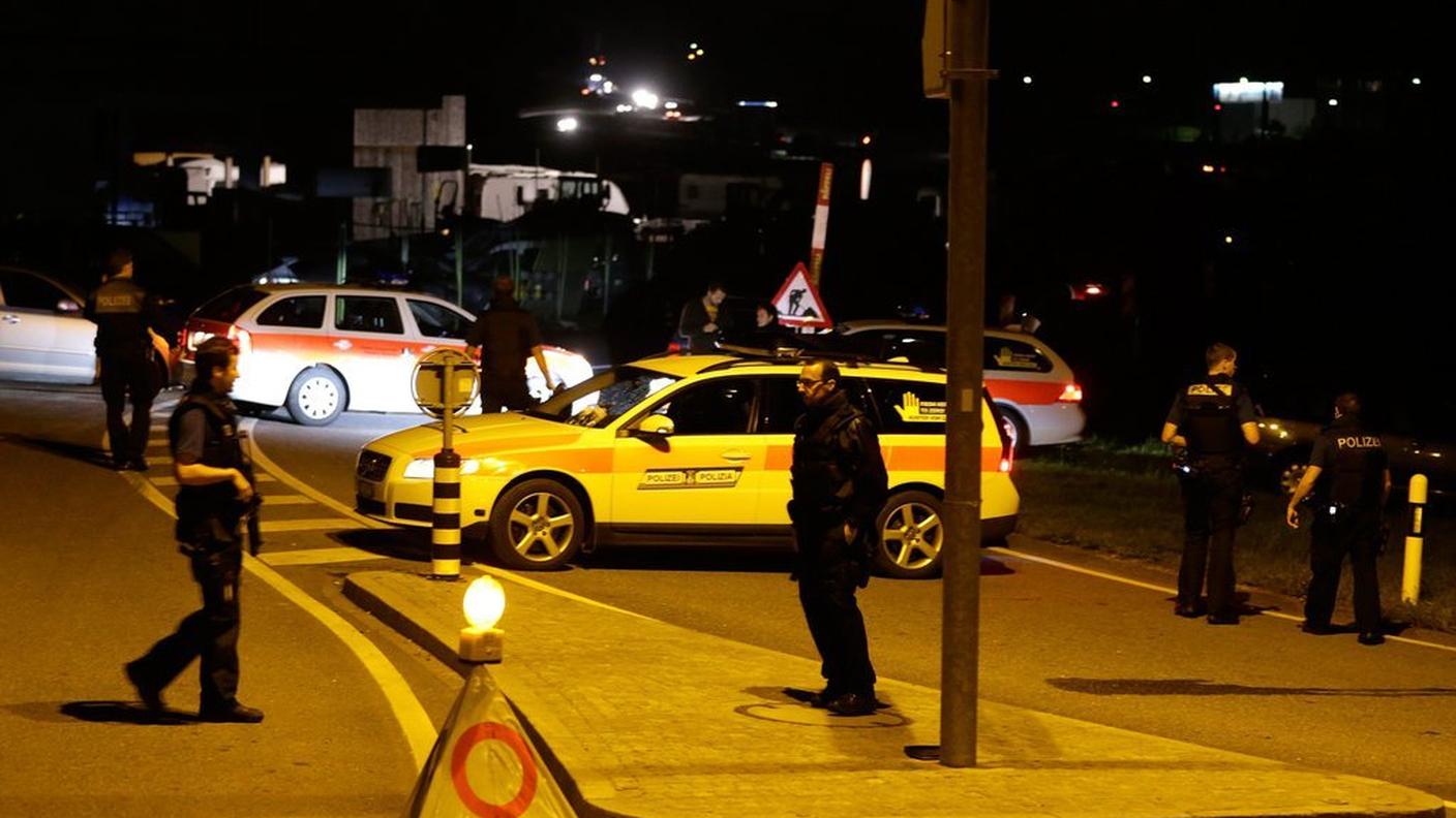 L'intervento della polizia all'esterno del locale