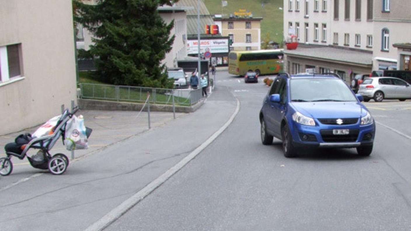 La via in discesa di Davos teatro dell'urto tra passeggino e auto