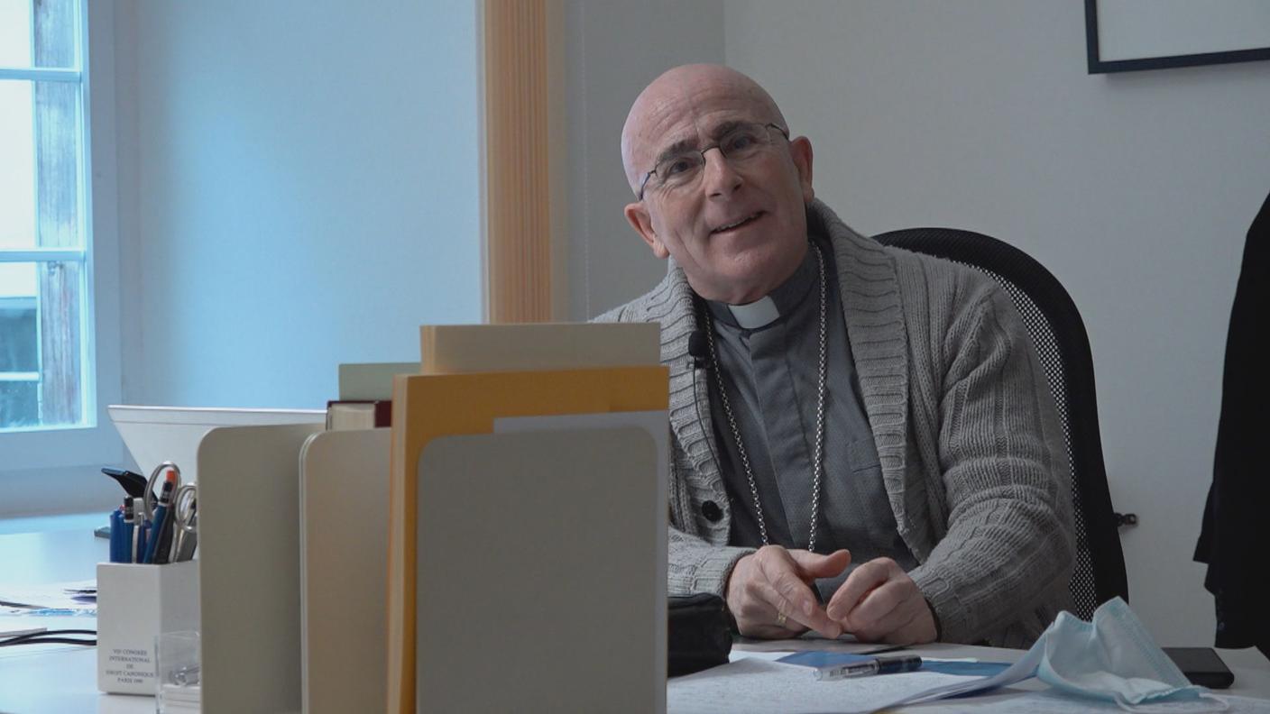 Il vescovo Joseph Maria Bonnemain alla sua scrivania nel palazzo episcopale di Coira
