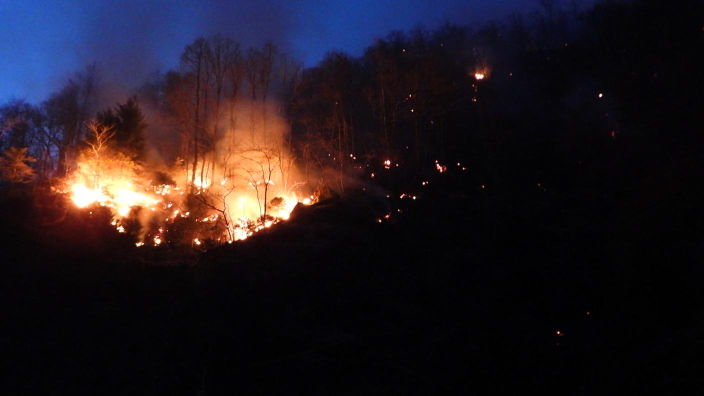 Il fuoco ha ripreso vigore nel pomeriggio